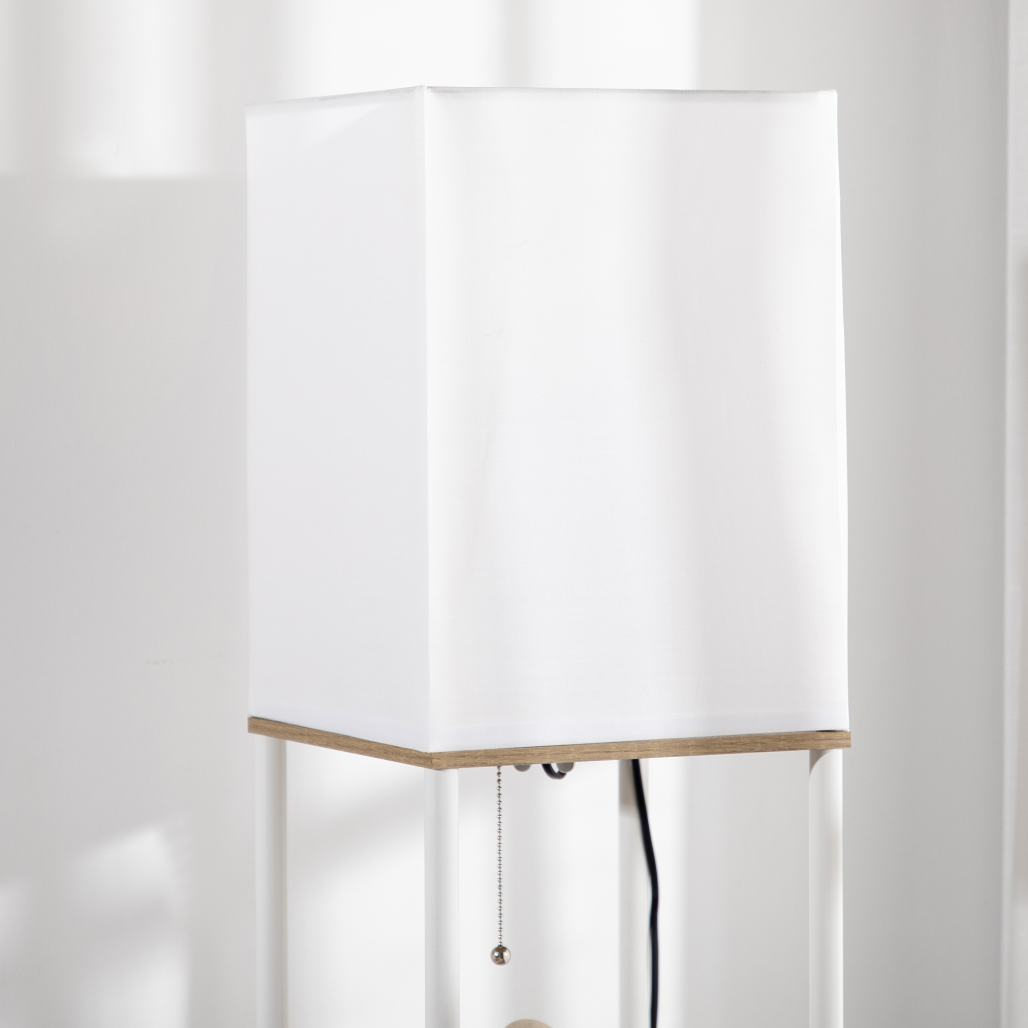 Stāvlampa ar plauktiem, balta un brūna, 26 x 26 x 159 cm - Image 8