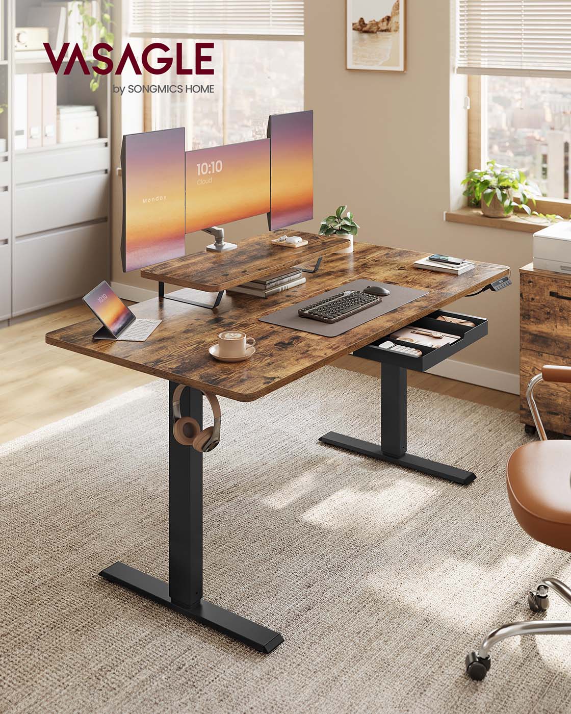 Reguliuojamo aukščio rašomasis stalas 140 x 70 cm, su monitoriaus stovu, stalčiumi ir USB-C, rudas - Image 2